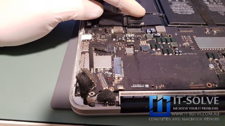 Inspecting Water damage Macbook Retina before the repair